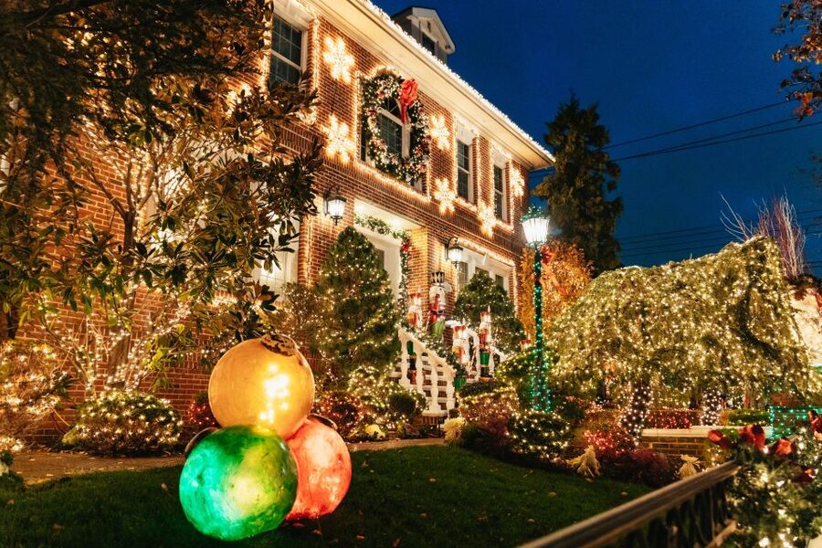 NYC: Dyker Heights Christmas Lights & Skyline View Bus Tour - Why Dyker Heights works best with a guide