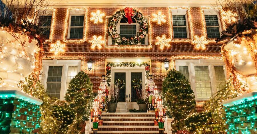 NYC: Dyker Heights Christmas Lights & Skyline View Bus Tour - Meeting in Midtown and riding south