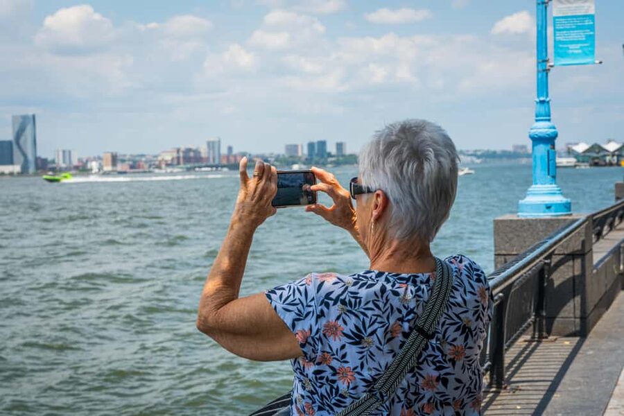 NYC: Half-Day Luxury Bus Tour with One World Access - Charging Bull and the Financial District