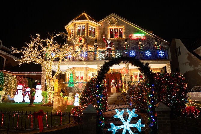 NYC: Holiday Lights and Dyker Heights Luxury Bus Tour - What the three-hour format really means