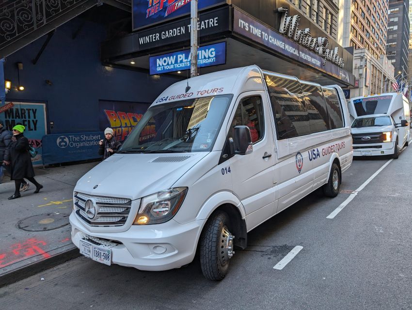 NYC: Holiday Lights Guided Bus Tour - A quick food pause in Lower Manhattan