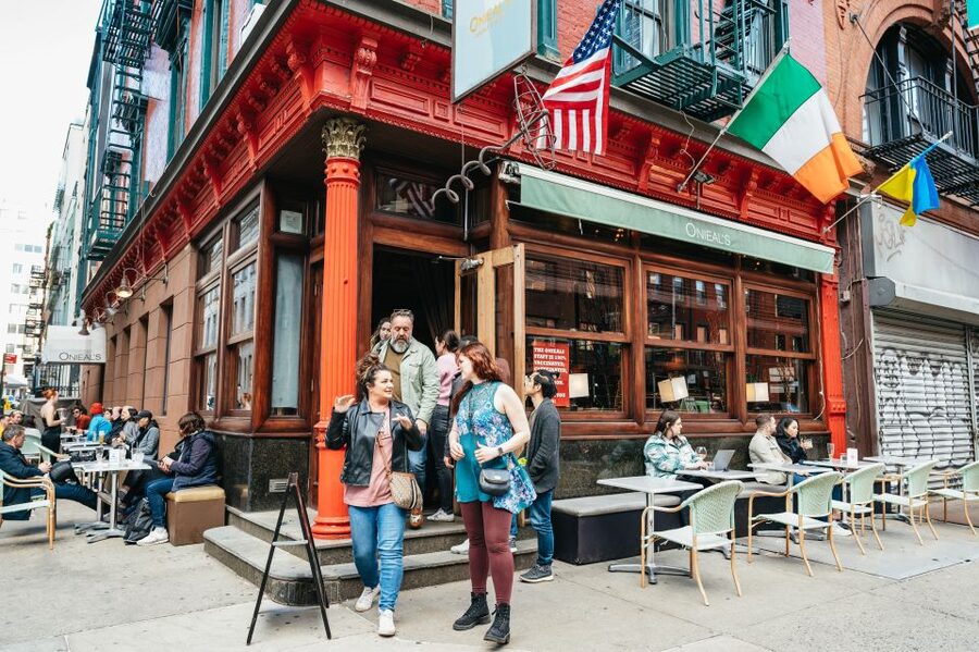NYC: Sex and the City Hotspots Bus Tour (On Location Tours) - Fifth Avenue, fashion, and the world of Carrie