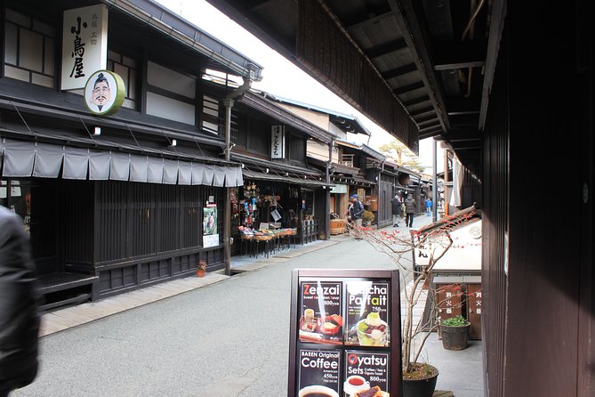 [One-day bus tour departing from Kanazawa Station] Shirakawa-go/Takayama tour platinum route bus tour - The Hida lunch and why it matters