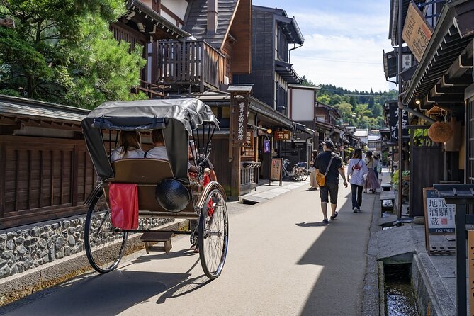 One Way Bus from Kanazawa to Takayama with a stop at Shirakawago - Who should book this service?
