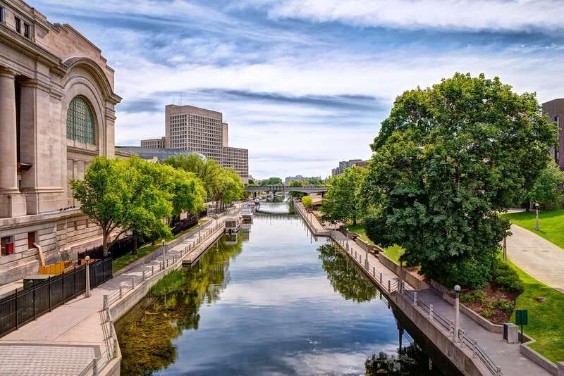Ottawa: Hop-On Hop-Off Guided City Tour Pass - ByWard Market for food and a change of pace