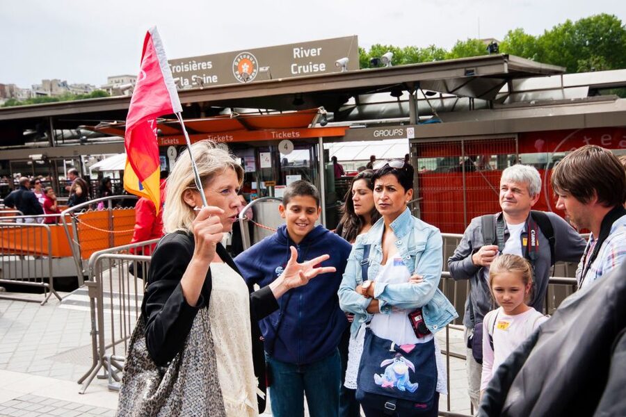 Paris: Audio-Guided Bus Tour & Seine River Cruise - Commentary, hosts, and language choices