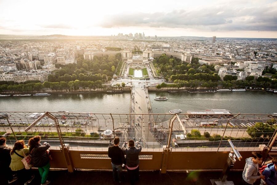 Paris: City Tour by Bus with Eiffel Tower & Optional Summit - What the audio commentary adds