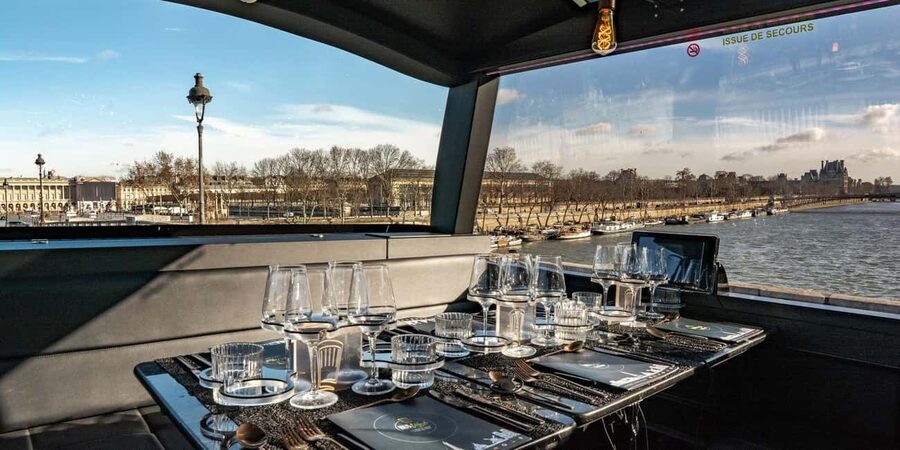 Paris: Cultural Night Bus Tour with Dinner On Board - Reading Paris from Place de la Concorde to the Louvre