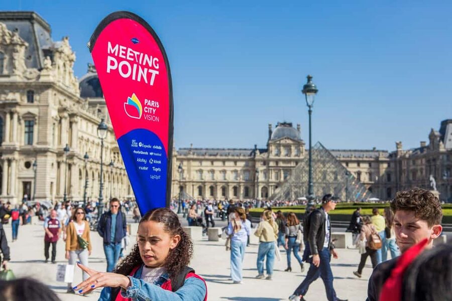 Paris: Louvre Museum Access with Host and Hop-On Hop-Off Bus - Reading the route, stop by stop