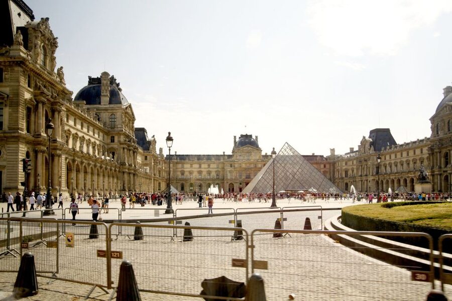 Paris: Openair Double Decker Bus Audio-Guided City Tour - Audio languages, commentary, and the role of the hostess