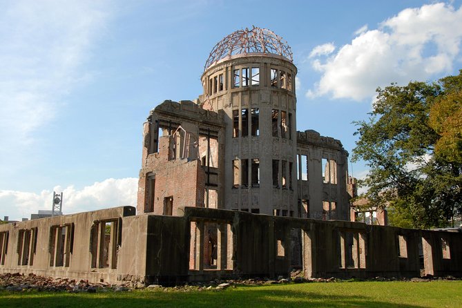Peaceful Hiroshima & Miyajima UNESCO 1 Day Bus Tour - A thoughtful start at Hiroshima Castle