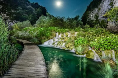 Plitvice Lakes: Guided Walking Tour with Bus and Boat Ride