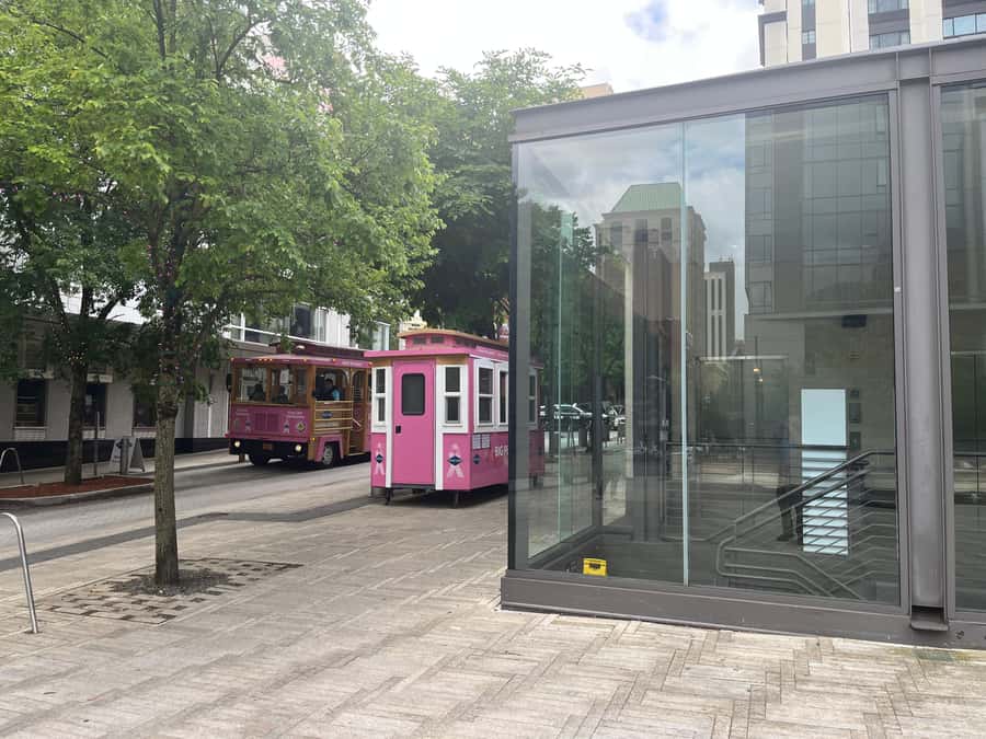Portland, Oregon: Pink Trolley Hop-On Hop-Off Tour - Stop 6: Chinese Garden and Oregon Convention Center via MAX