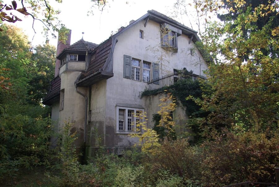Potsdam-Babelsberg: 5-Hour-Tour "Film-History" by VW-Bus - Neu-Babelsberg and the star villas