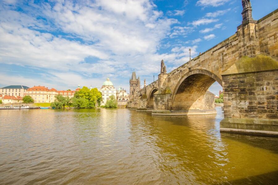 Prague: Guided Bus & Walking Tour with River Cruise & Lunch - Key things to know before you book