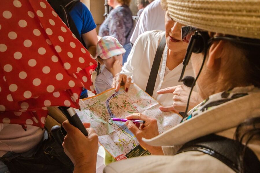 Prague: Guided Bus & Walking Tour with River Cruise & Lunch - Prague Castle and the long descent into the center