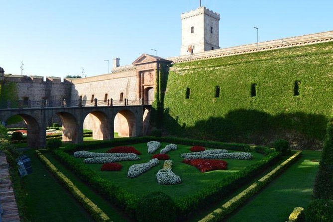 Private Customized Barcelona Tour by Mercedes VIP Bus and Personal Expert Guide - Walking the Gothic Quarter
