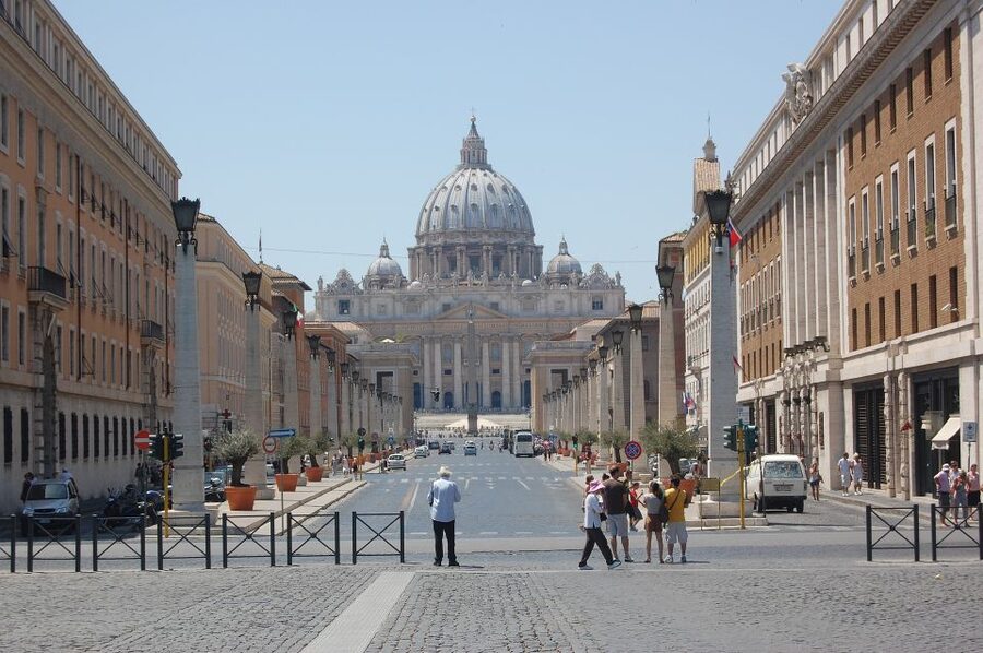 Rome: Hop-On Hop-Off Bus & Vatican Museums Guided Tour - What the small group changes