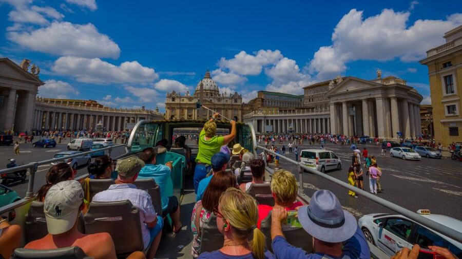 Rome: Hop-on-Hop-off Bus with Vatican and Sistine Chapel - Riding the Green Line around central Rome