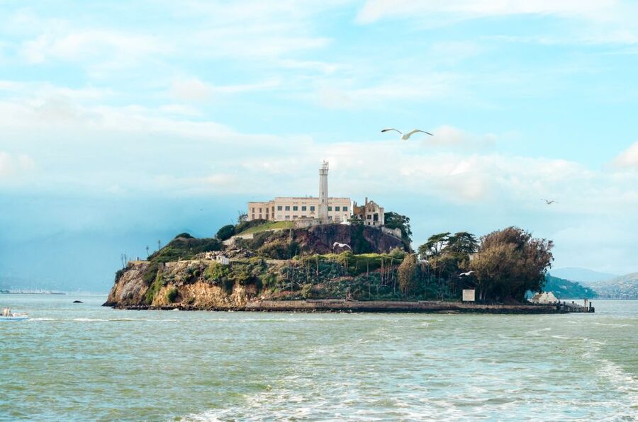 San Francisco: Hop-On Hop-Off Bus with Ferry & Alcatraz Tour - The night tour changes the city’s mood