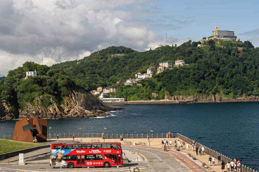 San Sebastian: Hop-On Hop-Off City Tour Bus - Aquarium and Monte Urgull