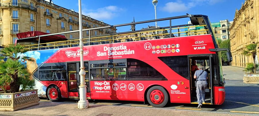 San Sebastian: Hop-On Hop-Off City Tour Bus - Ondarreta, Peine del Viento, and Monte Igeldo