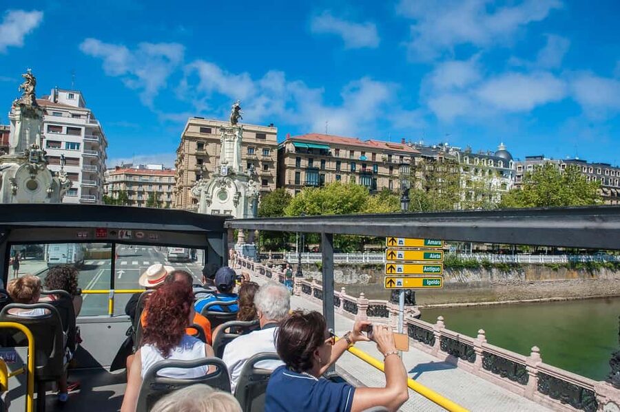San Sebastian: Hop-On Hop-Off City Tour Bus - Zumalakarregi and Miramar Palace