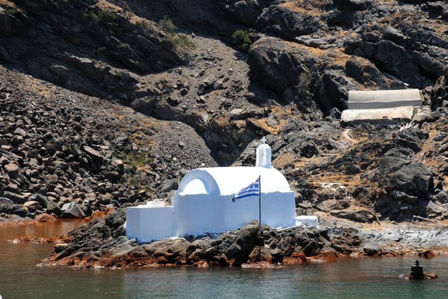 Santorini Island Bus Tour and Caldera Sunset Cruise - Ia sunset is a beautiful but crowded finale