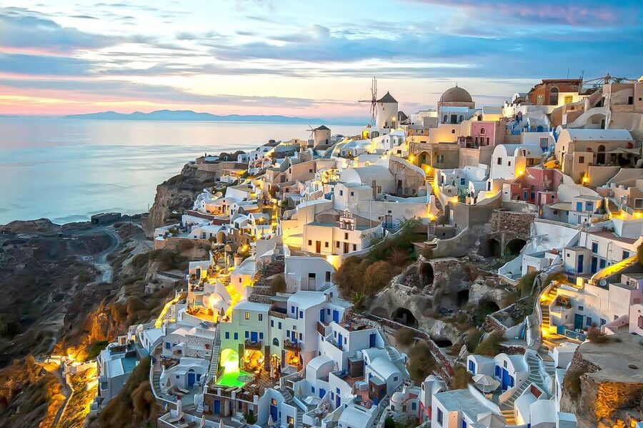 Santorini: Traditional Sightseeing Bus Tour with Oia Sunset - A three-wine tasting with local grape varieties