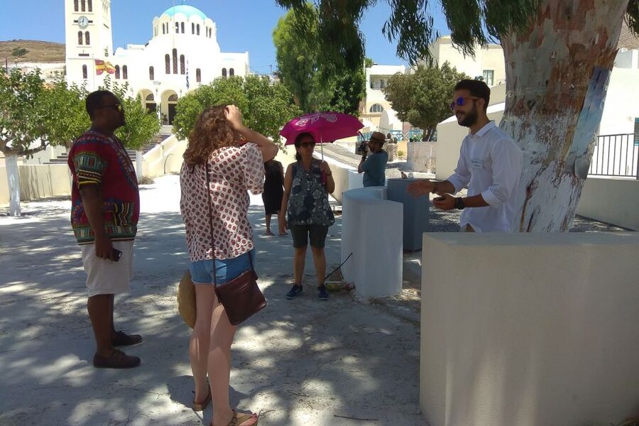 Santorini: Traditional Sightseeing Bus Tour with Oia Sunset - Akrotiri, Santorini’s buried Bronze Age town