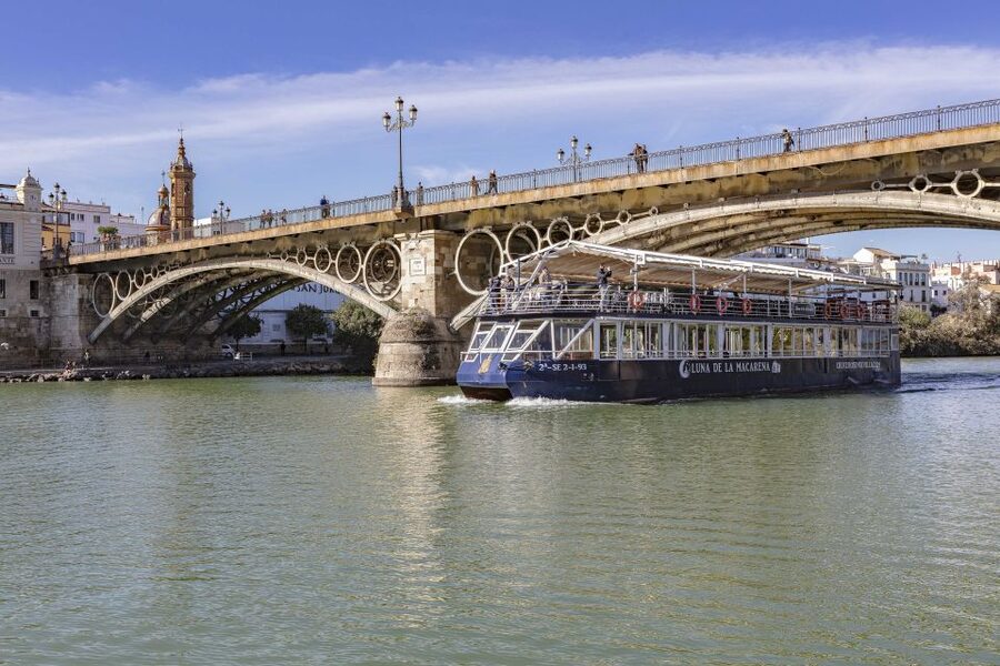 Seville: Panoramic Cruise, Hop-On-Hop-Off Bus & Walking Tour - Santa Cruz: narrow streets and a fixed appointment