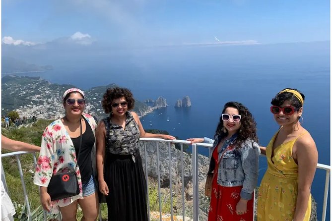 Shared CAPRI Tour - 360° experience by Bus, Boat & Guide - One hour on the water around Capri