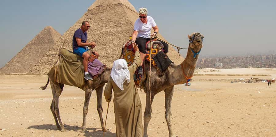 Sharm El Sheikh: Great Pyramids, Sphinx, Museum Tour by Bus - The Sphinx and the classic Cairo photograph