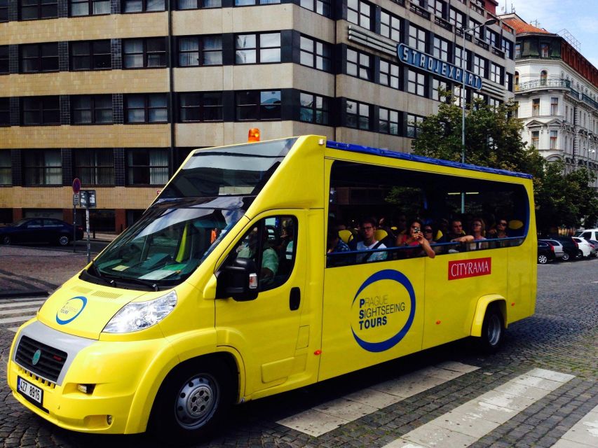 Short city tour by bus - 1 hour - The Powder Gate and the start of the Royal Route