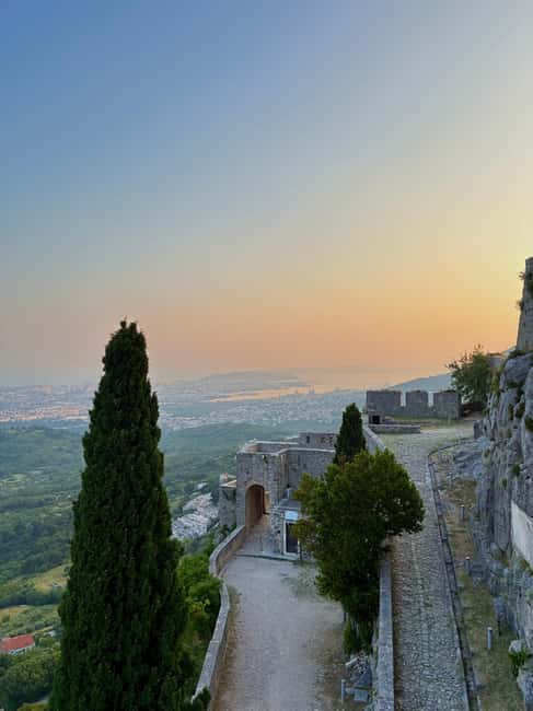 Split: Sunset at Klis Fortress with Sightseeing Bus - Finding the red bus in Split
