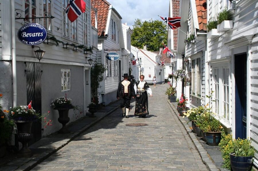 Stavanger: City Highlights Bus and Walking Tour - Stavanger Cathedral and the market square