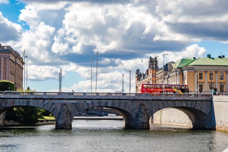 Stockholm: City Sightseeing Hop-On Hop-Off Bus Tour - Audio guides, maps, and finding the right bus