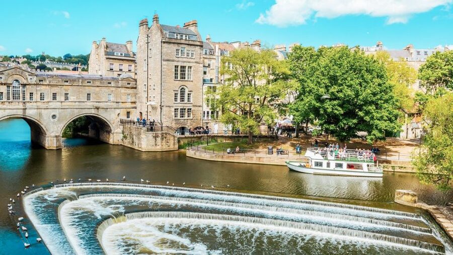 Stonehenge & Bath: Full-Day Coach Tour from London - Guides make the long day easier
