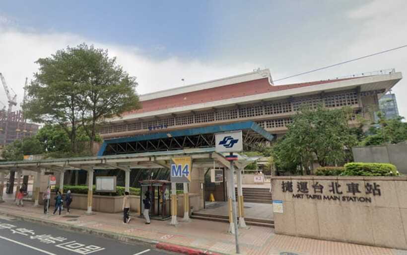 Taipei: Hop-On Hop-Off Sightseeing Bus with Audio Guide - Why the bus is useful for a first day in Taipei