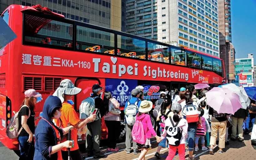 Taipei: Hop-On Hop-Off Sightseeing Bus with Audio Guide - Dinghao Market and Taipei Fine Arts Museum