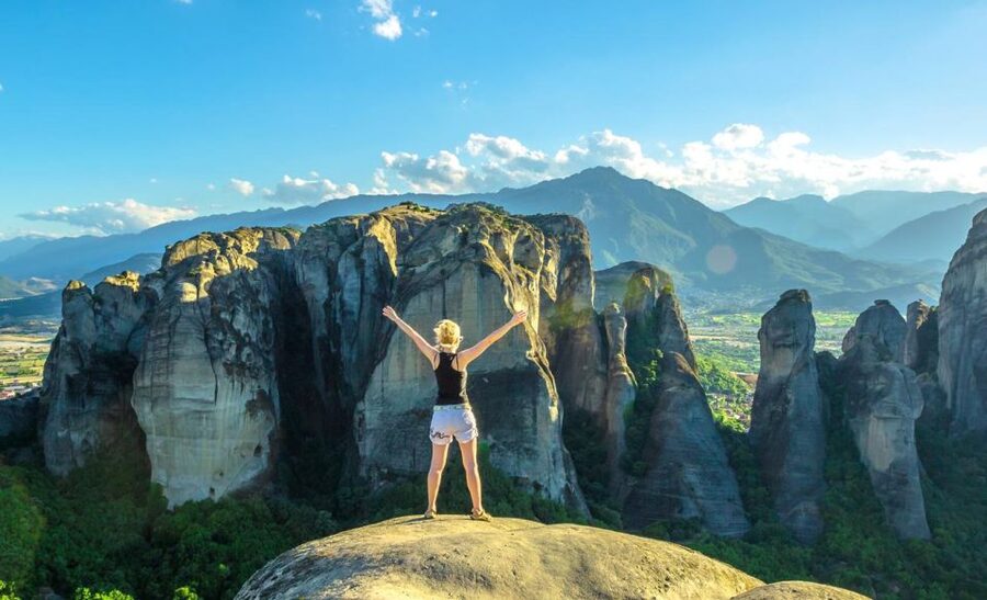 Thessaloniki: Full-Day Bus Trip to Meteora - Lunch in Kastraki with the cliffs overhead
