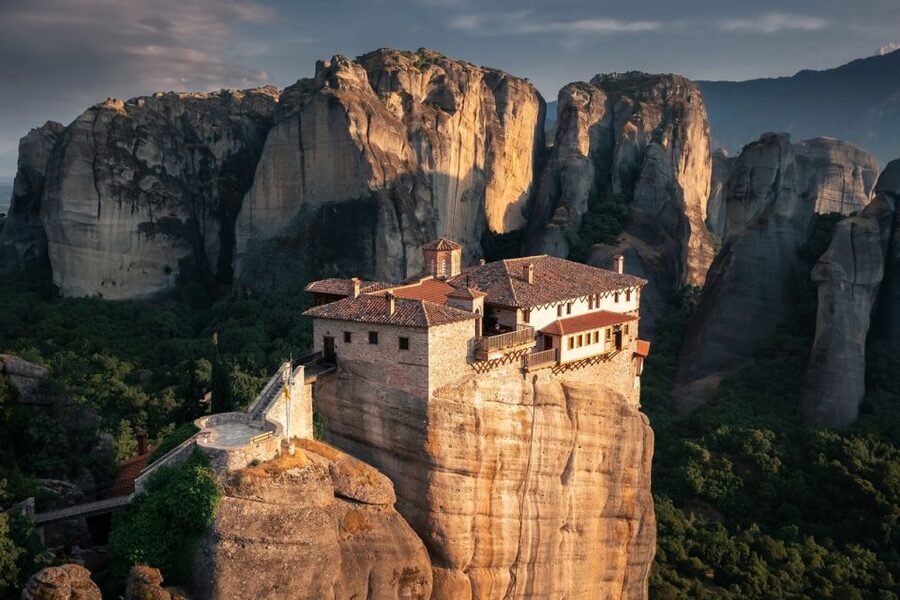 Thessaloniki : Meteora Full-Day Bus Trip with Local Guide - Weekend transport needs extra care