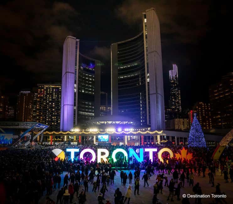 Toronto: Festive Lights Bus Tour - Yorkville’s polished seasonal style