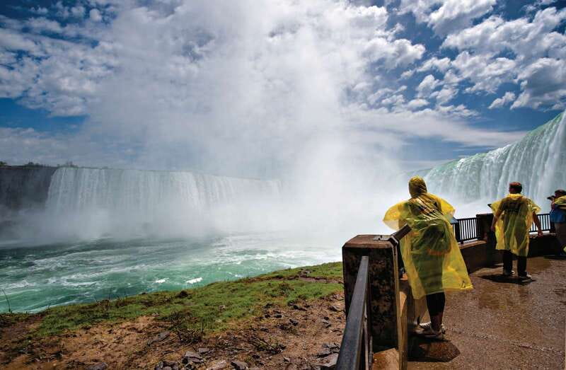 Toronto: Niagara Falls Bus Tour with Maple Tasting and NOTL - Meeting at Maple Leaf Square