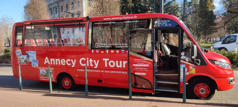 Tour of Annecy by convertible bus - From Quai du Semnoz to the City Sights