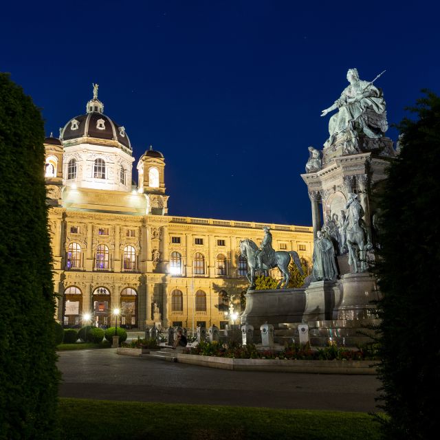 Vienna: Panoramic Night Tour by Bus - Belvedere Palace from the bus