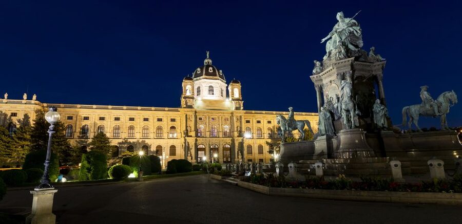 Vienna: Panoramic Night Tour by Bus - Meeting the bus at the Vienna State Opera