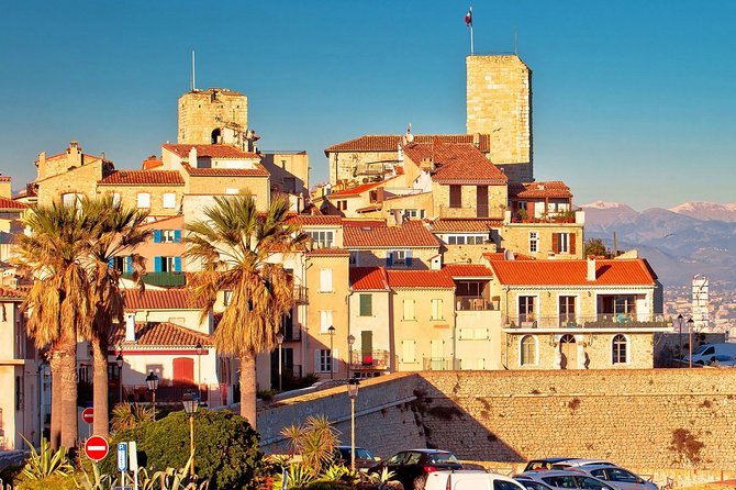 Visit of Antibes Juan-Les-Pins by convertible bus - Audio commentary and the guide’s role