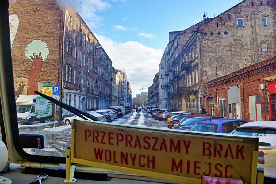Warsaw: 2.5-Hour Dark Side - Praga District by a Retro Bus - E Wedel and a cup of hot chocolate