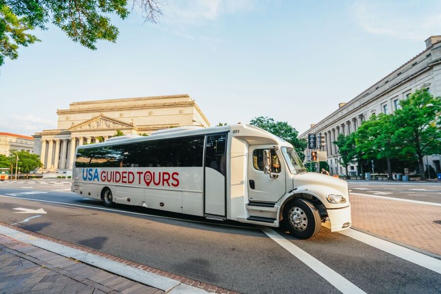 Washington DC: National Mall Night Bus Tour - World War II Memorial and the Washington Monument